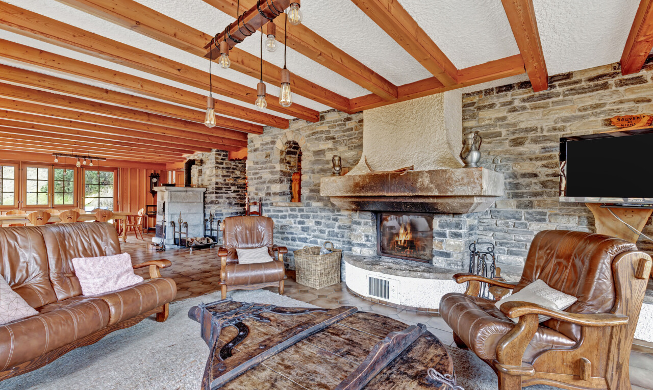 wohnzimmer mit holzofen, balkendecke, beamed ceiling, natürliches licht, und natural light