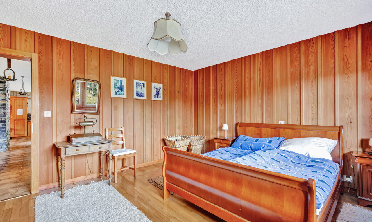zimmer / schlafzimmer mit inside property, holzfußboden, wood finish floor, spritzputz decke, und textured ceiling