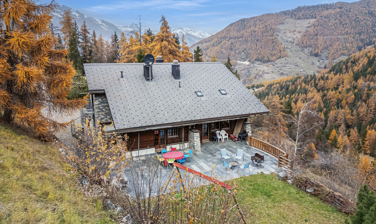 außenansicht mit property visible, mountain view, blick auf die berge, day time, und terrasse