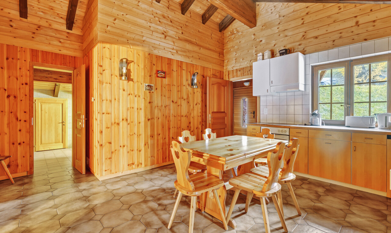 esszimmer mit natürliches licht, natural light, holzwand, wood wall, und hohe decke