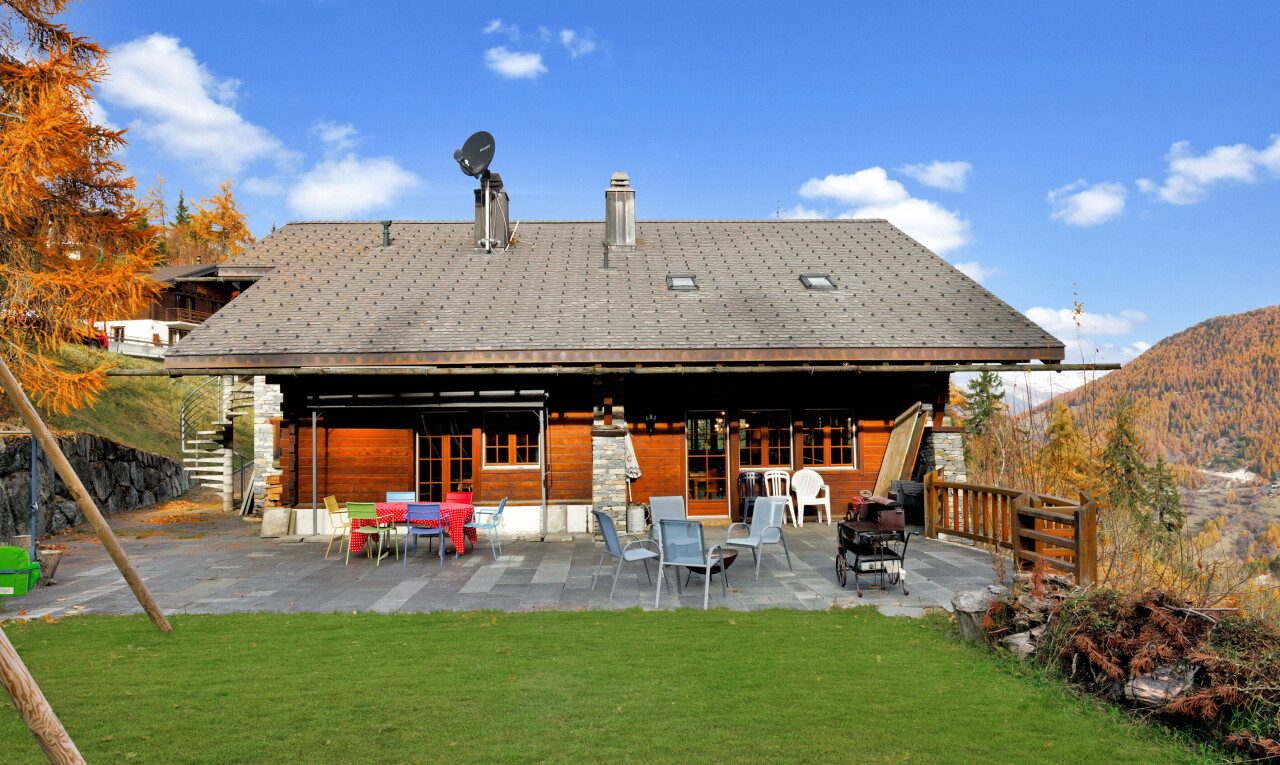 façade avec property visible, day time, terrasse, cheminée, et pelouse