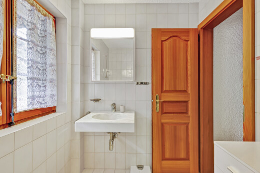 bad mit fliesenwand, tile wall, inside property, natürliches licht, und natural light
