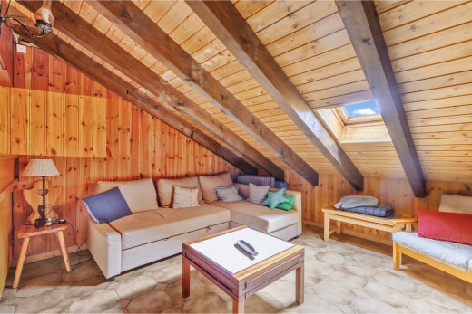 wohnzimmer mit zusätzliches zimmer, dachfenster, holzwand, wood wall, und holzdecke