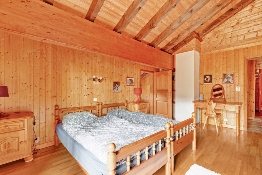 zimmer / schlafzimmer mit holzdecke, wood ceiling, dachschräge, vaulted ceiling, und balkendecke