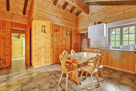 esszimmer mit natürliches licht, natural light, holzwand, wood wall, und hohe decke