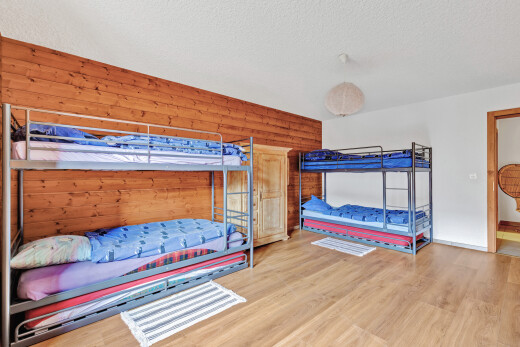 zimmer / schlafzimmer mit gipskartonwand, drywall, inside property, holzfußboden, und wood finish floor