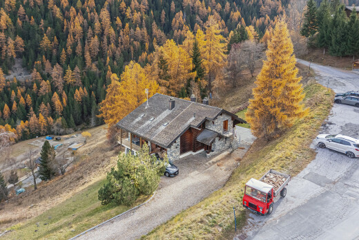 außenansicht mit property visible und auffahrt