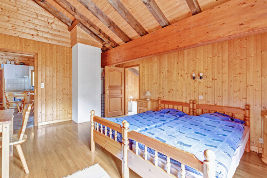 zimmer / schlafzimmer mit holzwand, wood wall, hohe decke, high ceiling, und dachschräge