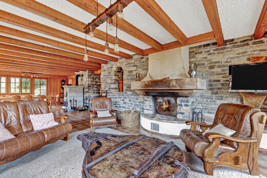 wohnzimmer mit holzofen, balkendecke, beamed ceiling, natürliches licht, und natural light