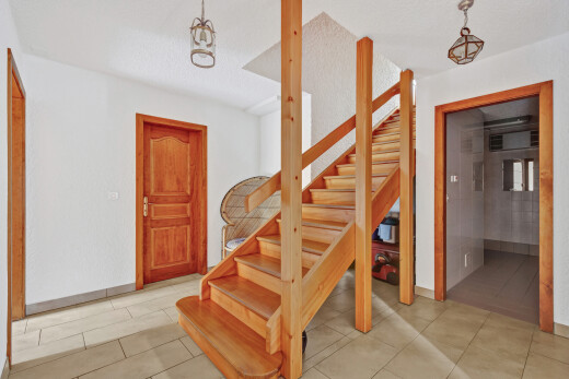 treppe mit treppen, gipskartonwand, drywall, sauna, und inside property