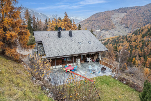außenansicht mit property visible, mountain view, blick auf die berge, day time, und terrasse