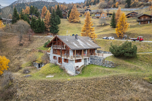 außenansicht mit property visible, rasen, day time, deck, und blick auf die berge