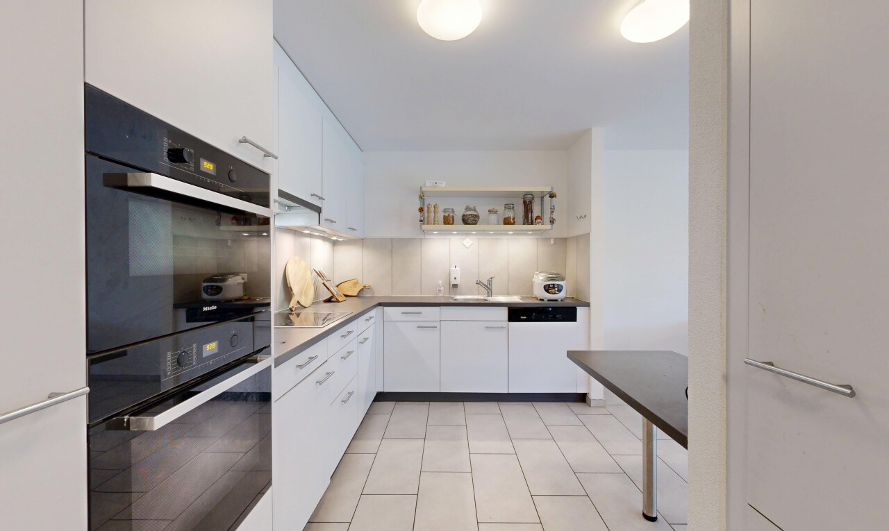 cuisine avec light floor, four double, white cabinets, armoires blanches, et inside property