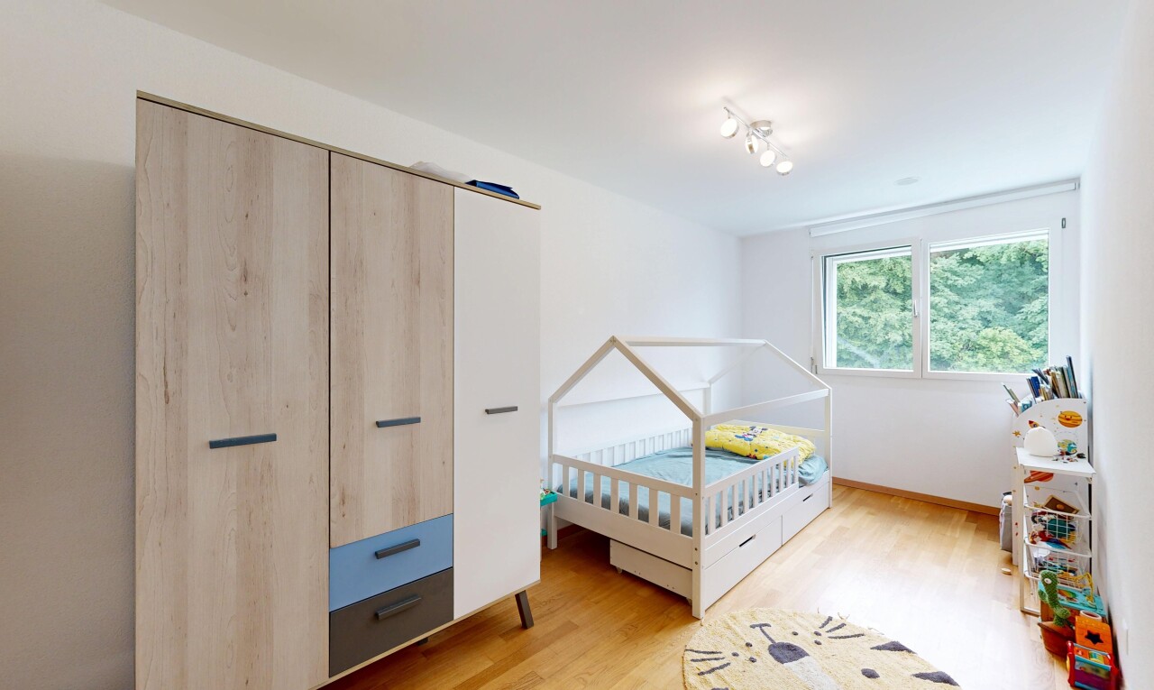 chambre avec wood finish floor, sol en finition bois, inside property, drywall, et cloison sèche