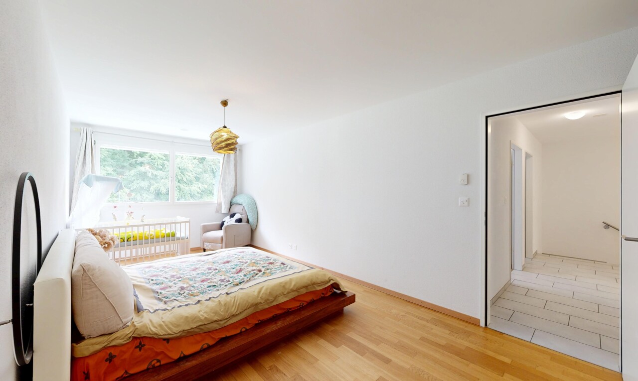 chambre avec cloison sèche, drywall, lumière naturelle, natural light, et sol en finition bois