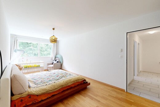 chambre avec cloison sèche, drywall, lumière naturelle, natural light, et sol en finition bois