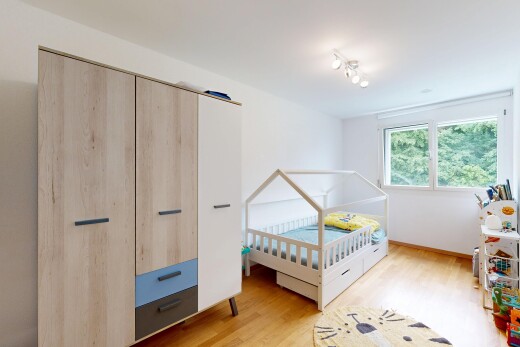 chambre avec wood finish floor, sol en finition bois, inside property, drywall, et cloison sèche