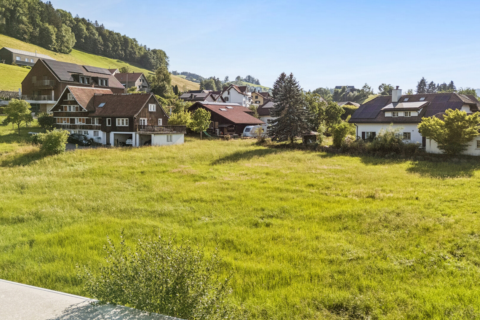 garten mit day time, residential view, wohngebietblick, und rasen