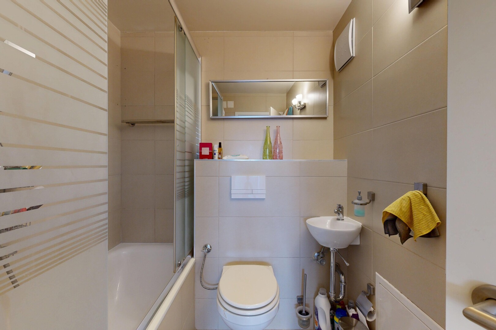 salle de bains avec salle de bain complète, évier, douche-bain combinés, toilette, et inside property