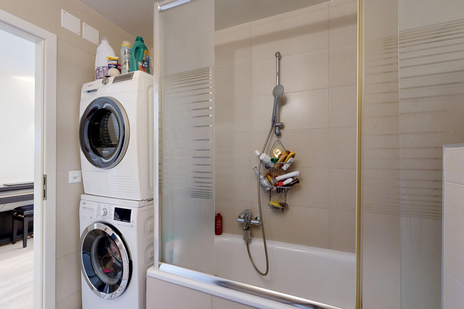 salle de bains avec lave-linge et sèche-linge superposés, inside property, salle de bain complète, et douche-bain combinés