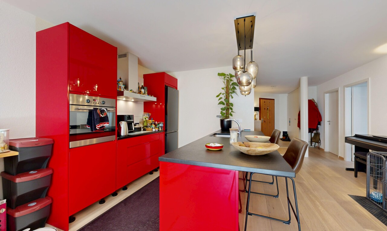 salle à manger avec inside property, cloison sèche, drywall, évier, et sol en finition bois