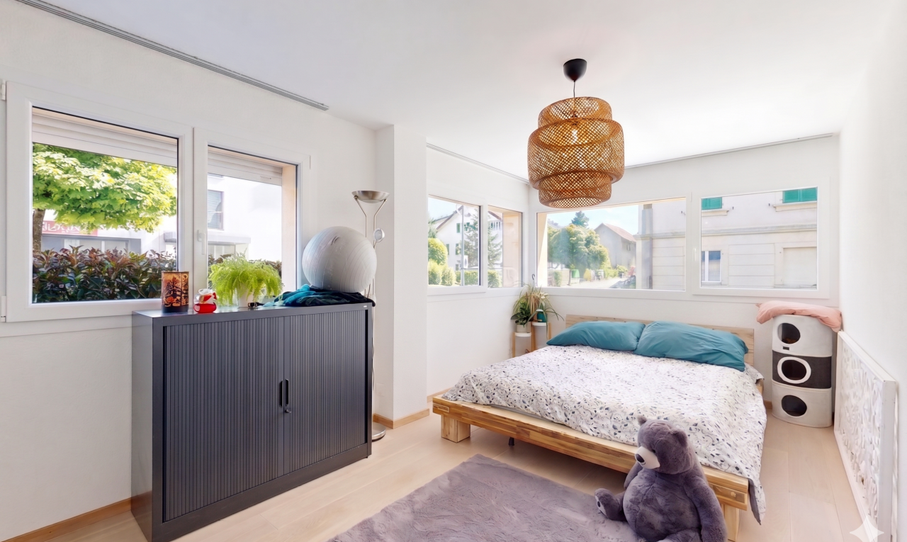 chambre avec sol en finition bois, wood finish floor, inside property, cloison sèche, et drywall