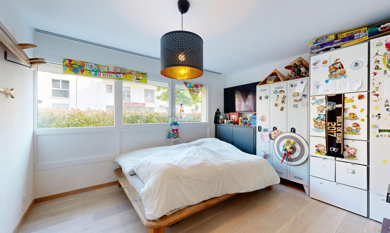 chambre avec lumière naturelle, natural light, sol en finition bois, wood finish floor, et cloison sèche