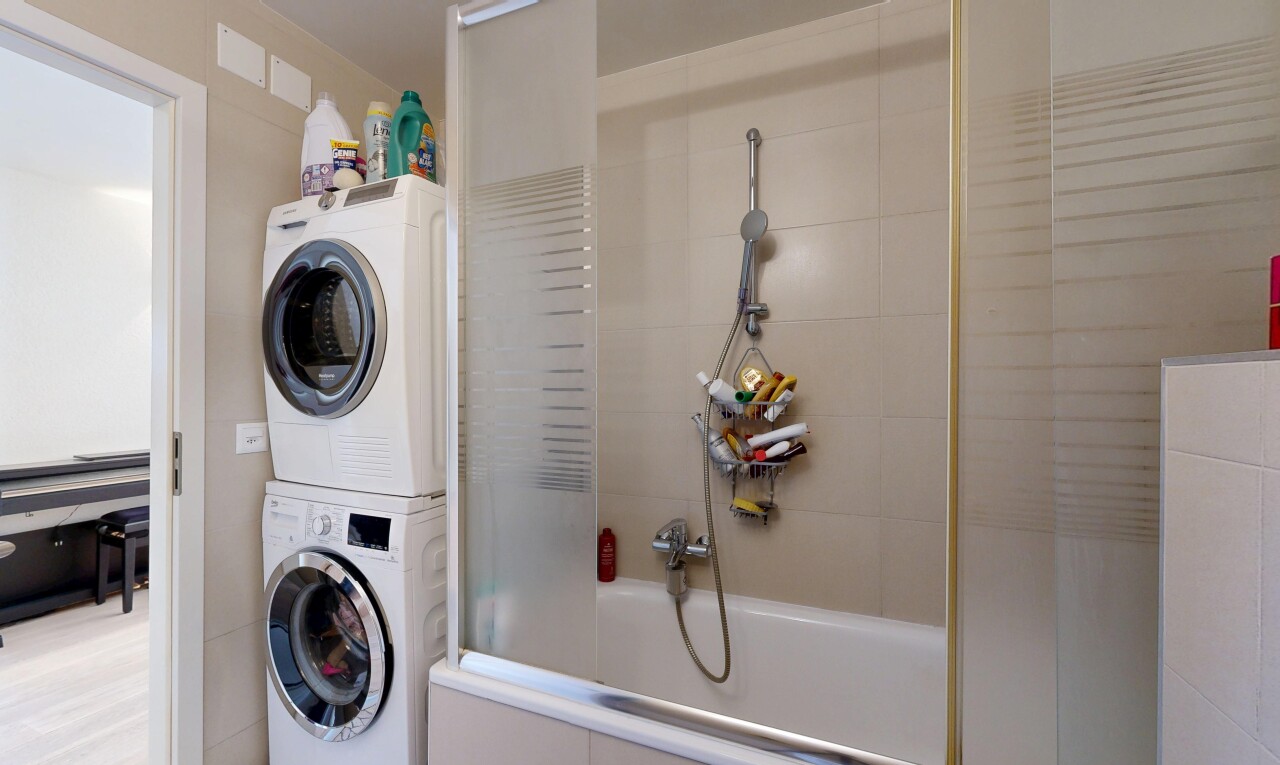 salle de bains avec lave-linge et sèche-linge superposés, inside property, salle de bain complète, et douche-bain combinés