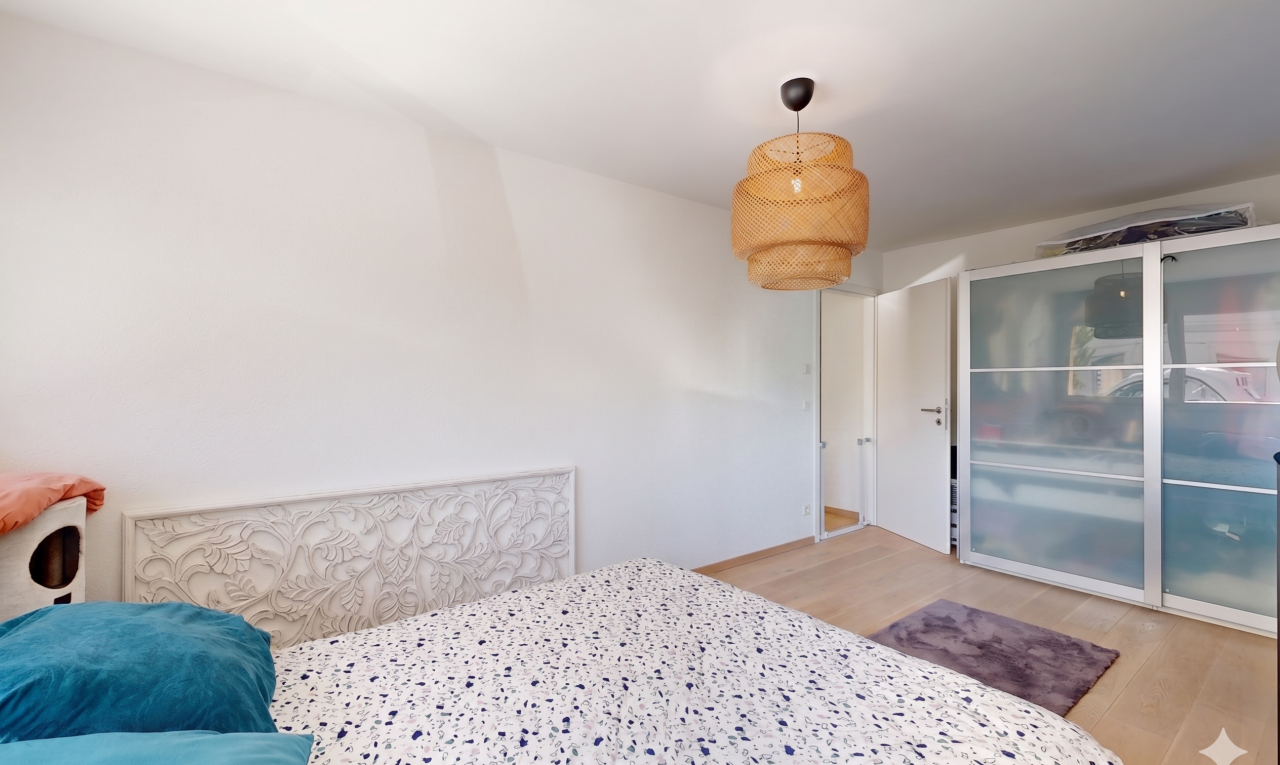 chambre avec sol en finition bois, wood finish floor, inside property, cloison sèche, et drywall