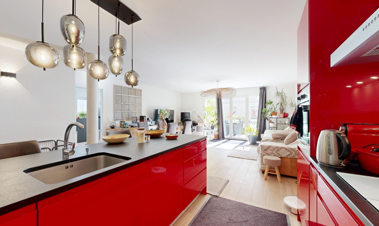 cuisine avec light floor, ouvert sur l'espace de vie, opens to living area, évier, et armoires à panneau plat