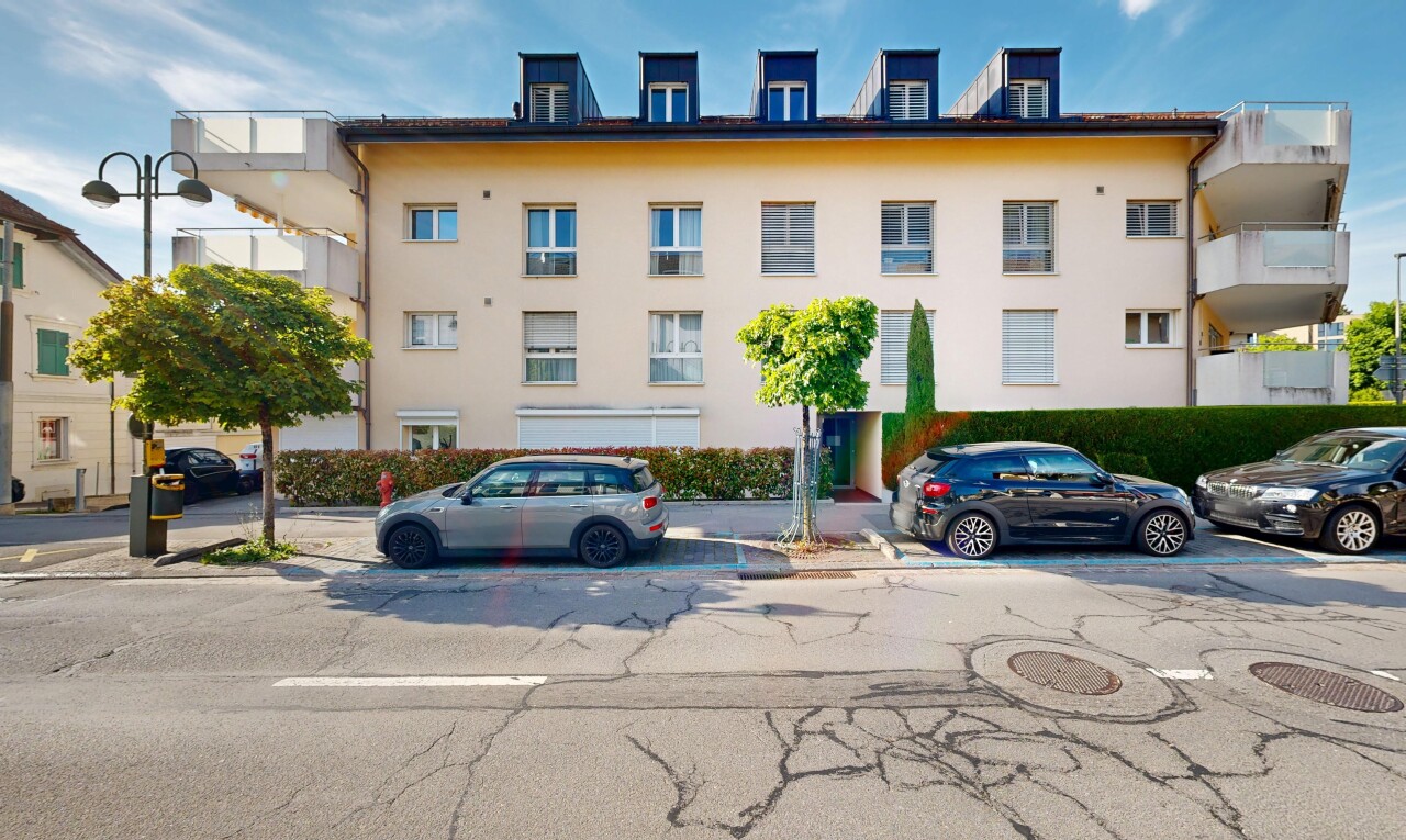 extérieur du bâtiment avec day time, vue sur le complexe d'appartements, apartment complex view, et from community
