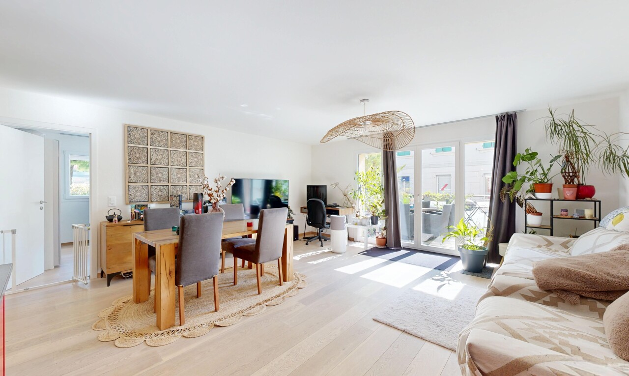 salon / salle à manger avec inside property, sol en finition bois, wood finish floor, lumière naturelle, et natural light