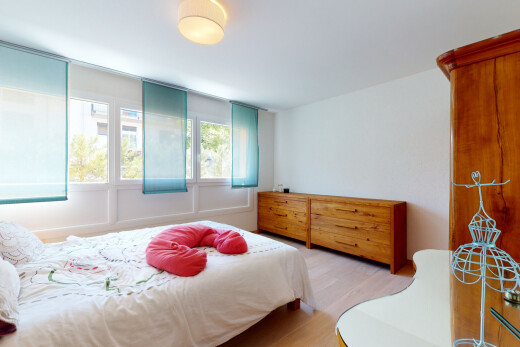 chambre avec natural light, lumière naturelle, wood finish floor, sol en finition bois, et inside property