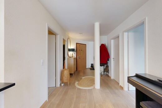 couloir avec wood finish floor, sol en finition bois, inside property, light floor, et drywall