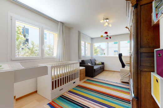 chambre avec drywall, cloison sèche, wood finish floor, sol en finition bois, et natural light