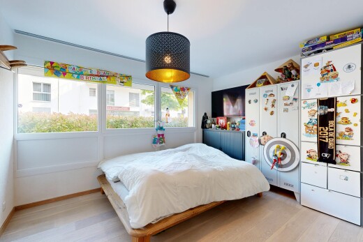 chambre avec lumière naturelle, natural light, sol en finition bois, wood finish floor, et cloison sèche
