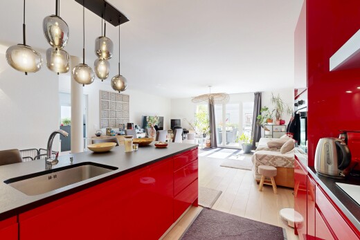 cuisine avec light floor, ouvert sur l'espace de vie, opens to living area, évier, et armoires à panneau plat