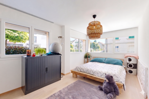 chambre avec sol en finition bois, wood finish floor, inside property, cloison sèche, et drywall