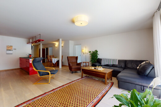 salon avec wood finish floor, sol en finition bois, drywall, cloison sèche, et inside property