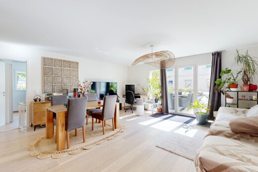 salon / salle à manger avec inside property, sol en finition bois, wood finish floor, lumière naturelle, et natural light
