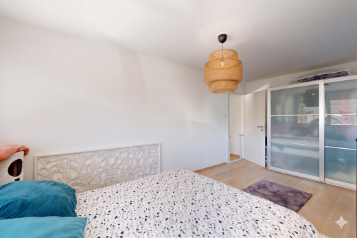 chambre avec sol en finition bois, wood finish floor, inside property, cloison sèche, et drywall