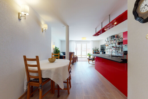 salle à manger avec natural light, lumière naturelle, wood finish floor, sol en finition bois, et inside community