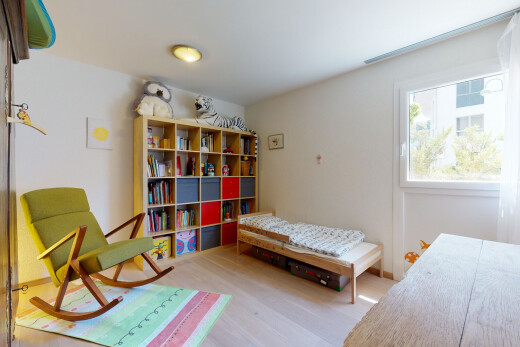 chambre avec drywall, cloison sèche, light floor, inside property, et natural light