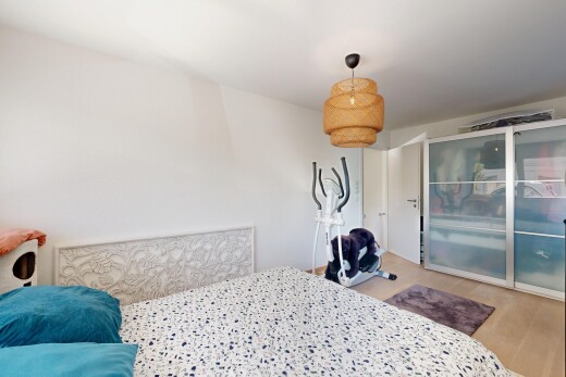 chambre avec cloison sèche, drywall, sol en finition bois, wood finish floor, et inside property