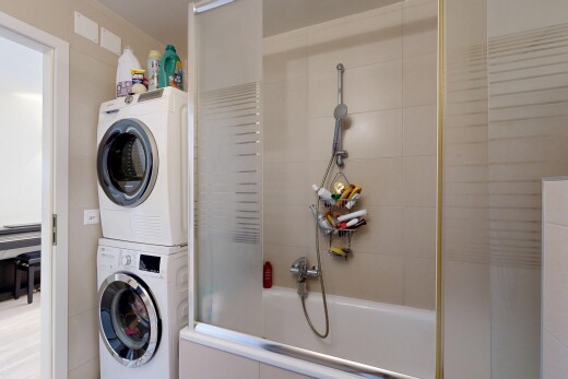 salle de bains avec lave-linge et sèche-linge superposés, inside property, salle de bain complète, et douche-bain combinés