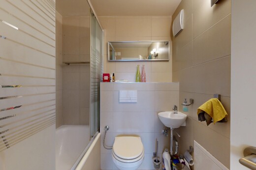 salle de bains avec salle de bain complète, évier, douche-bain combinés, toilette, et inside property