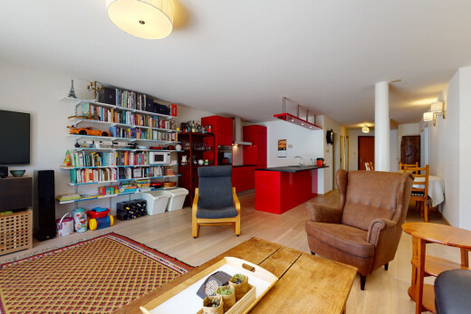 salon avec drywall, cloison sèche, télévision, inside property, et wood finish floor