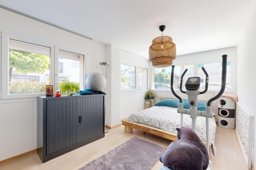 chambre avec inside property, sol en finition bois, wood finish floor, cloison sèche, et drywall