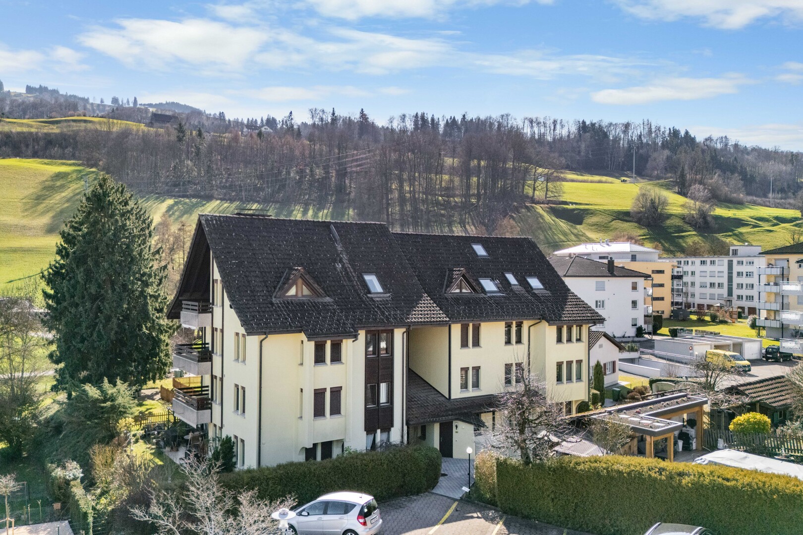 außenansicht mit stuckverkleidung und day time