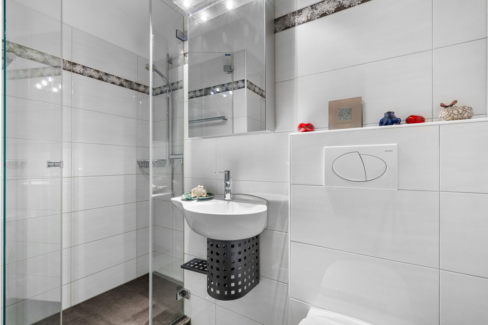 bad mit fliesenwand, tile wall, spiegel, komplettes badezimmer, und dusche
